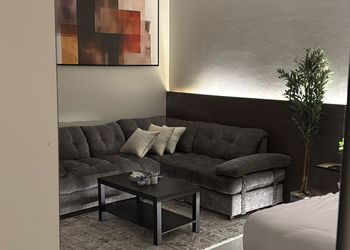 استديو بأثاث مريح وبسيط 