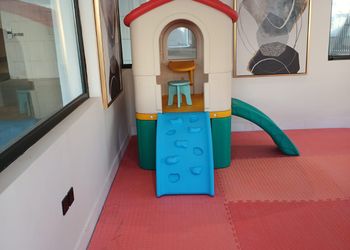 استديو بأثاث مريح وبسيط 