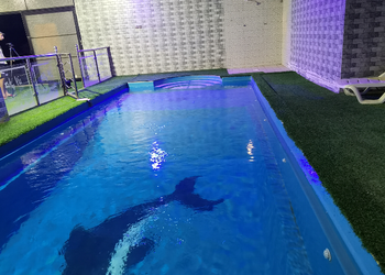شاليه بمسطح اخضر ومسبح 