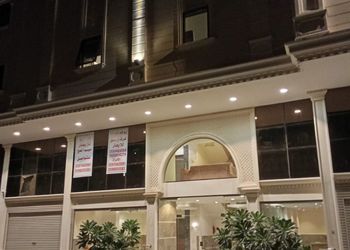 غرفة بسرير ماستر