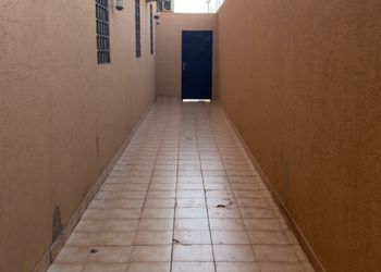 شقة بغرفة معيشة وغرفة نوم 