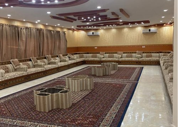 مزرعة بمسطحات خضراء وبيت شعر
