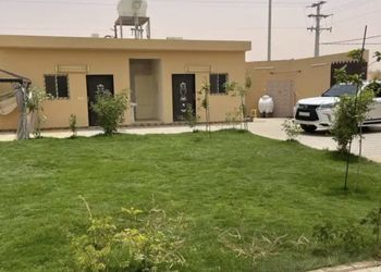 شاليه بجلسة خارجية ومسطح اخضر