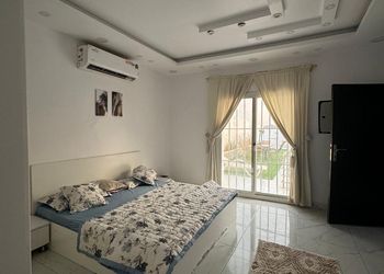 شاليه بجلسة تطل على مسبح خارجي 