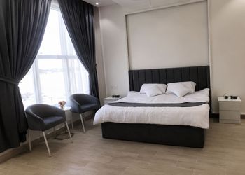 شاليه بمسطح اخضر ومسبح 