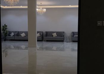 شاليه بمسبح خارجي ومسطح اخضر