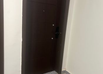 استديو بأثاث مريح وبسيط 
