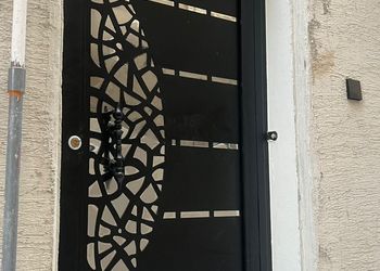 شقة بغرفة معيشة وغرفتين نوم 