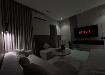استديو بسرير مريح وتصميم هادئ 