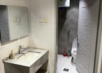 شاليه بجلسة مطلة على المسبح 