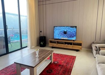 شاليه بمسطح اخضر وجلسة خارجية