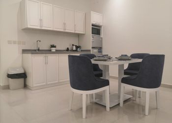شاليه بصالة مطلة على المسبح 