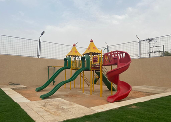 استراحة بمسطح اخضر وجلسة خارجية