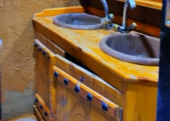 شاليه بجلسة خارجية وألعاب أطفال 