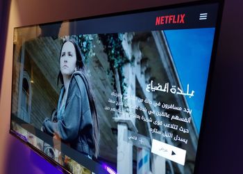 غرفة بأثاث مريح وبسيط