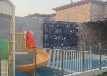 شاليه بجلسة تطل على مسبح خارجي 