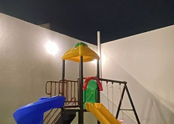 شاليه بصالة جلوس وألعاب أطفال 