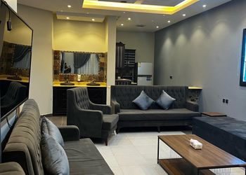شاليه بجلسة خارجية وألعاب أطفال
