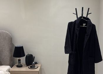استديو بأثاث مريح وبسيط