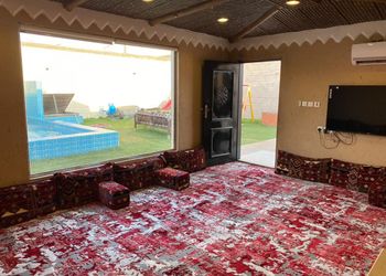 شاليه بمسطح اخضر وألعاب أطفال