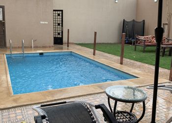 شاليه بجلسة تطل على مسبح خارجي 