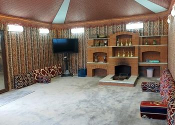 مزرعة بمسطح اخضر و مسبح