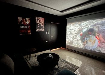 شقة بغرفة سينما وغرفتين نوم