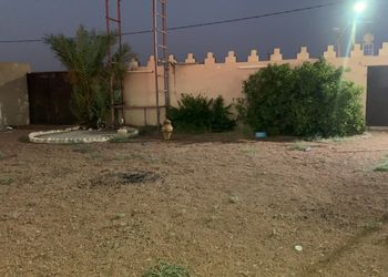 استراحة بمجلس وفناء خارجي