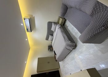 استديو بأثاث مريح وبسيط 