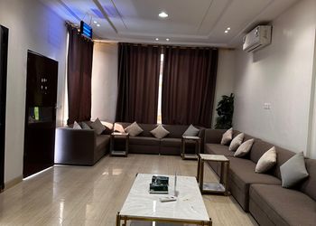 شاليه بمسبح و مسطح اخضر 