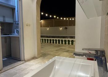 شاليه بجلسة خارجية ومسطح اخضر