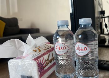 شاليه بجلسة خارجية ومسطح اخضر