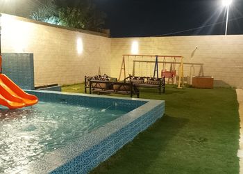 شاليه بمسطح اخضر وألعاب أطفال