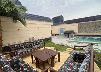 شاليه بجلسة خارجية مطلة على المسبح 