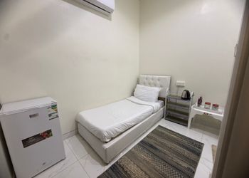 غرفة بأثاث مريح وبسيط 