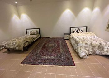 استراحة بمسبح خارجي ومجالس واسعة 
