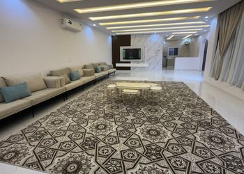 شاليه بجلسة خارجية ومسطح اخضر