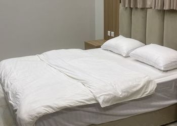 شقة بصالة مريحة وثلاث غرف نوم 