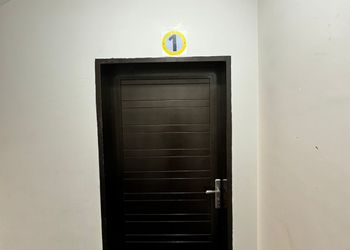 استديو بأثاث مريح وبسيط 