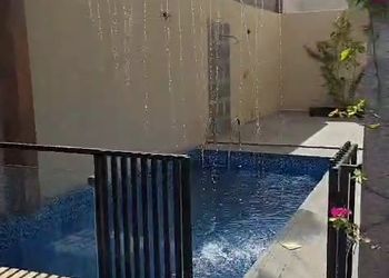 شاليه بمسطح اخضر ,ومسبح خارجي 