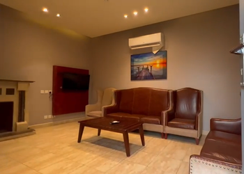 شاليه بمسطح اخضر ومسبح 