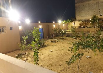 استراحة بمجلس واسع وفناء خارجي