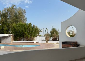 شالية بغرفة معيشة وغرفتين نوم 
