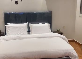 استديو بأثاث مريح وبسيط 