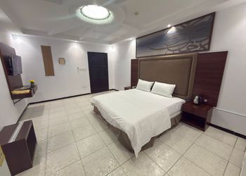 استديو بأثاث مريح وبسيط 