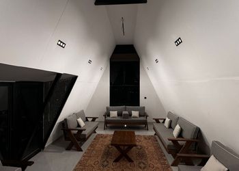 استراحة بمسطح اخضروجلسة خارجية 