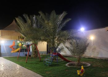 استراحة بمسطح اخضر وألعاب أطفال