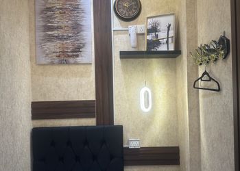 غرفة بأثاث مريح وبسيط