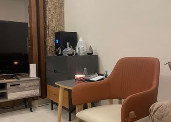 شقة بصالة جلوس وغرفتين نوم 