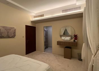 شقة بصالة مريحة وغرفتين نوم 